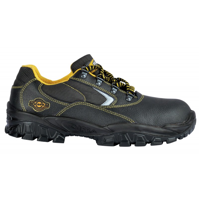 Chaussures de sécurité basses de marque COFRA modèle "EBRO" en cuir hydrofuge normé S3 SRC coloris noir finition jaune vu profil